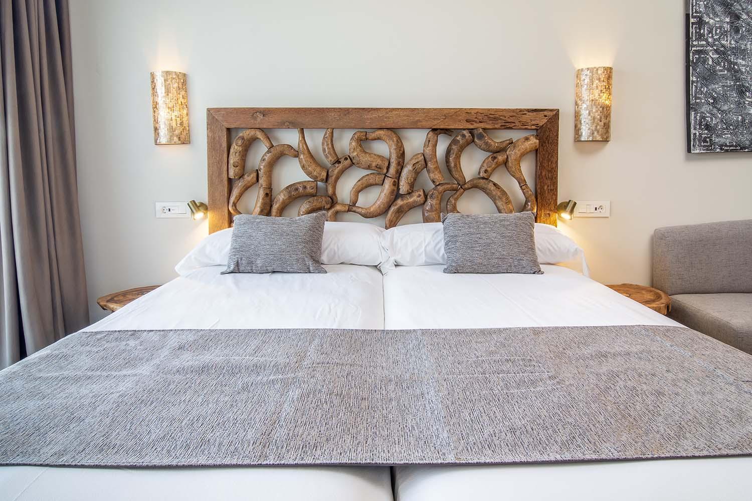 Zahara Beach & Spa By Qhotels - Adults Recommended Zahara de los Atunes Camera foto A bed with a wooden headboard