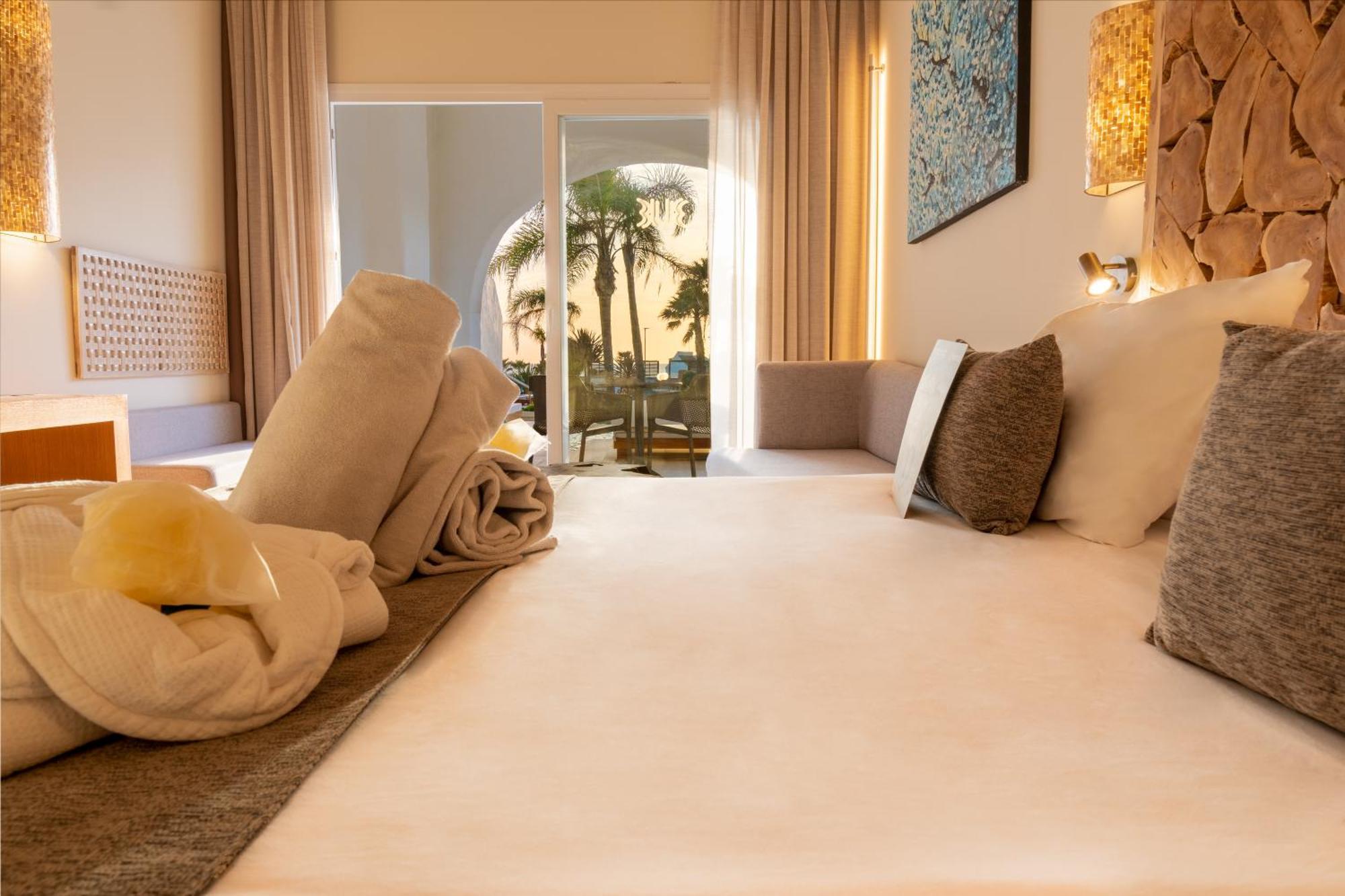Zahara Beach & Spa By Qhotels - Adults Recommended Zahara de los Atunes Esterno foto A room at the hotel