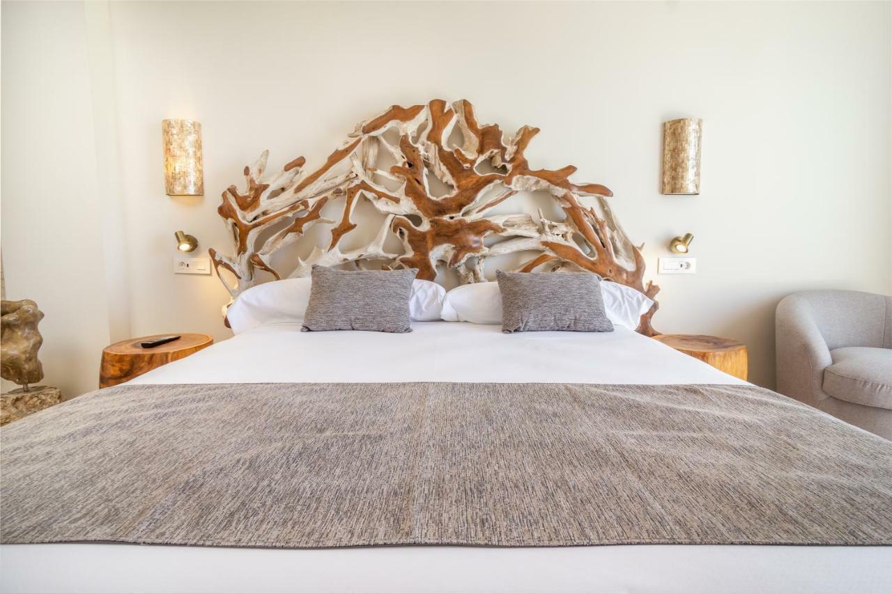 Zahara Beach & Spa By Qhotels - Adults Recommended Zahara de los Atunes Esterno foto A bed with a wooden headboard